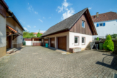 VERKAUFT - Älteres 2-Familienhaus mit Garagengebäude und Garten in Friesenheim - Ansicht Garage