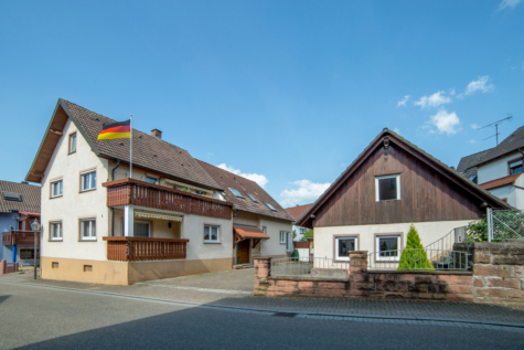 VERKAUFT – Älteres 2-Familienhaus mit Garagengebäude und Garten in Friesenheim, 77948 Friesenheim, Zweifamilienhaus